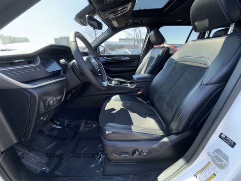 Used 2023 Jeep Grand Cherokee Altitude image 13