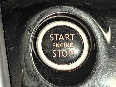 Used 2020 Nissan Versa SV image 9