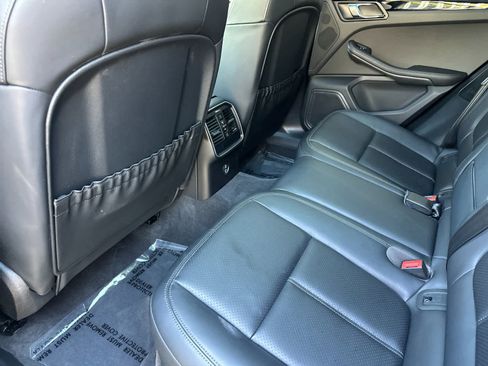 Certified 2025 Porsche Macan image 13