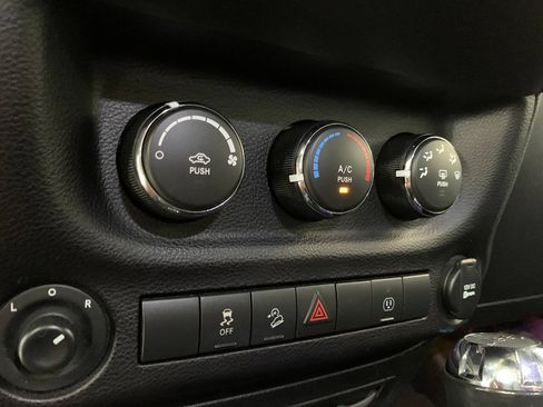 Used 2017 Jeep Wrangler Unlimited Sahara AWD/4WD image 18