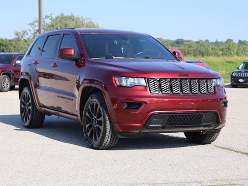 Used 2019 Jeep Grand Cherokee Altitude AWD/4WD image 4