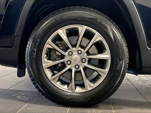 Used 2019 Jeep Cherokee Latitude Plus w/ Comfort/Convenience Group image 7