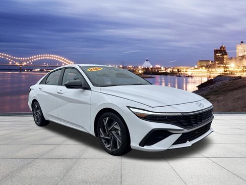Used 2025 Hyundai Elantra Sport w/ Cargo Package FWD image 4
