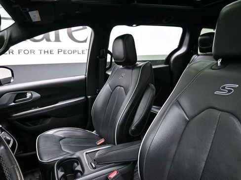 Used 2019 Chrysler Pacifica Limited w/ S Appearance Package FWD image 10
