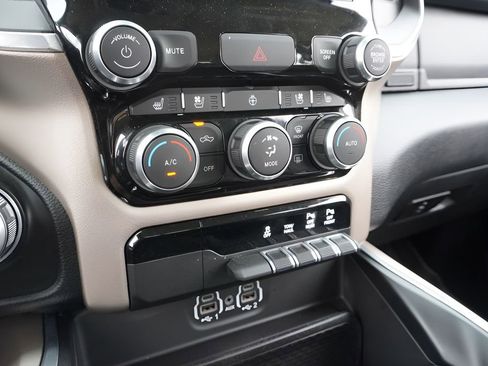Used 2022 RAM 1500 Laramie AWD/4WD image 18