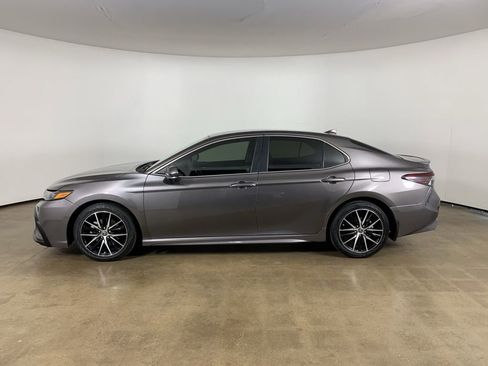 Used 2022 Toyota Camry SE FWD image 16