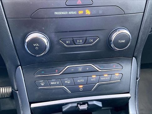 Used 2020 Ford Edge SE image 32