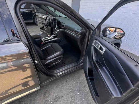 Used 2020 Ford Explorer XLT w/ Equipment Group 202A image 9