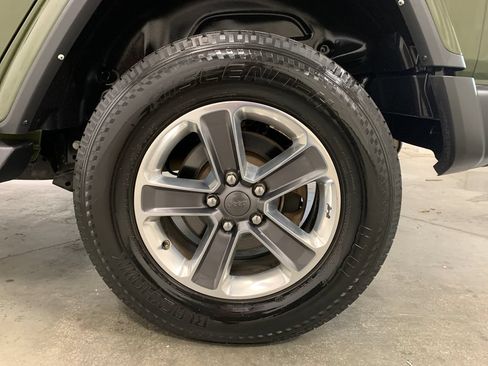 Used 2021 Jeep Wrangler Unlimited Sahara AWD/4WD image 5