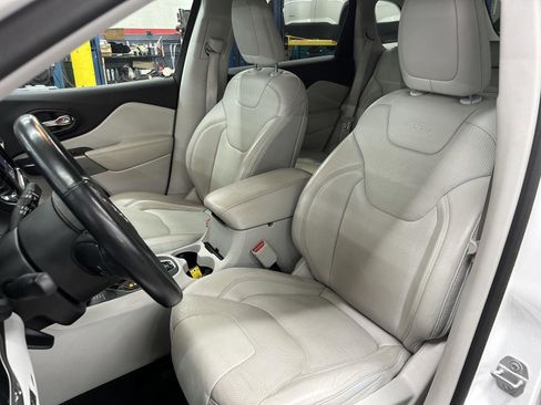 Used 2019 Jeep Cherokee Limited image 13