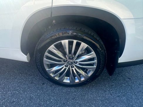 Used 2022 Toyota Highlander Platinum image 11