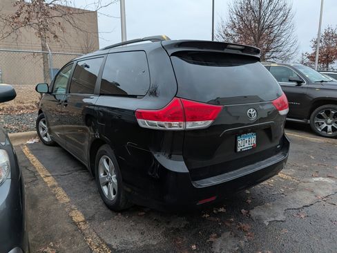 Used 2013 Toyota Sienna LE image 3