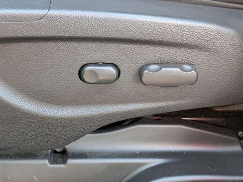 Used 2022 Chevrolet Trax LT w/ LT Convenience Package image 18