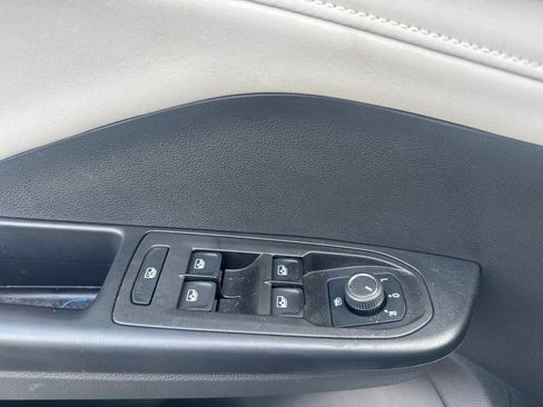 Used 2025 Volkswagen Taos SE w/ Panoramic Sunroof Package FWD image 11