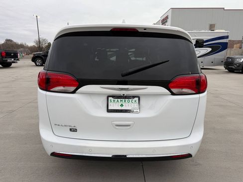 Used 2020 Chrysler Pacifica Touring-L FWD image 4