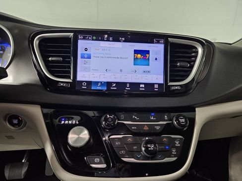 Used 2023 Chrysler Pacifica Touring-L FWD image 15
