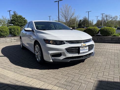 Used 2017 Chevrolet Malibu Premier w/ Driver Confidence Package FWD image 7