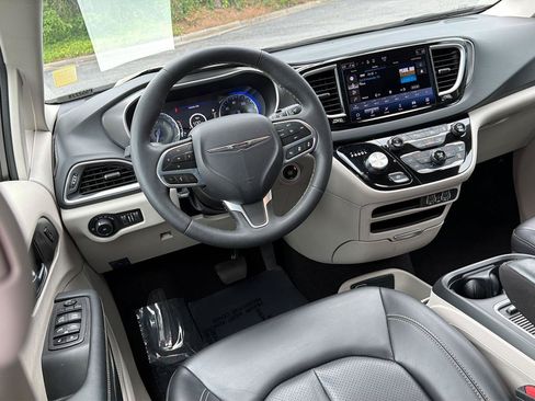 Used 2023 Chrysler Pacifica Touring-L FWD image 16