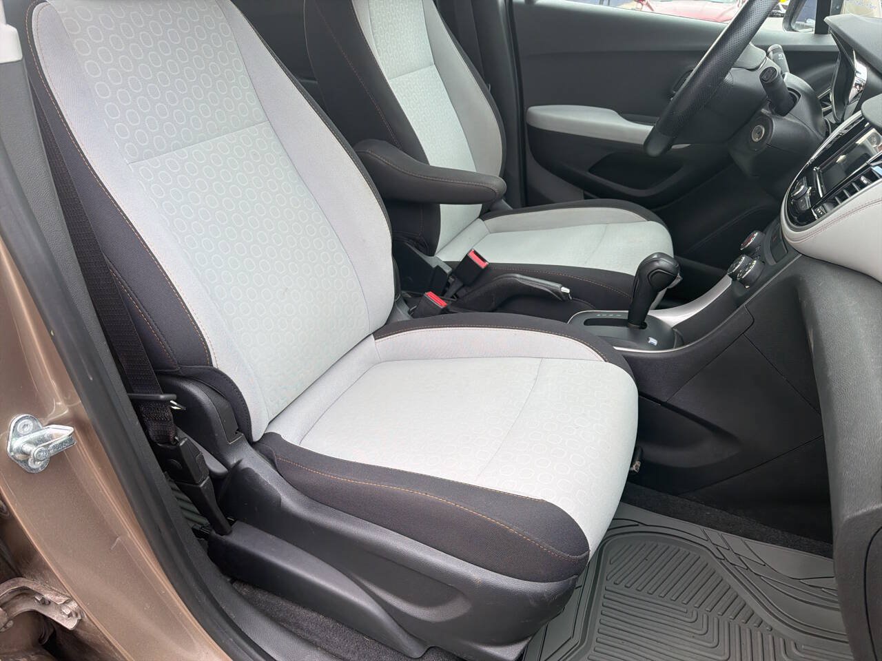Used 2018 Chevrolet Trax LS AWD/4WD image 23