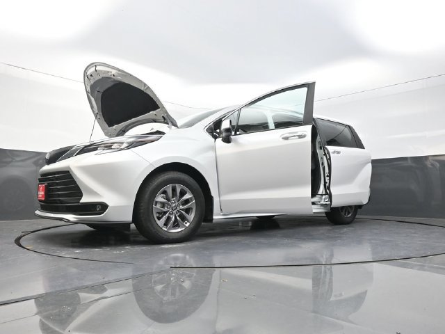 Used 2026 Toyota Sienna XLE FWD image 40