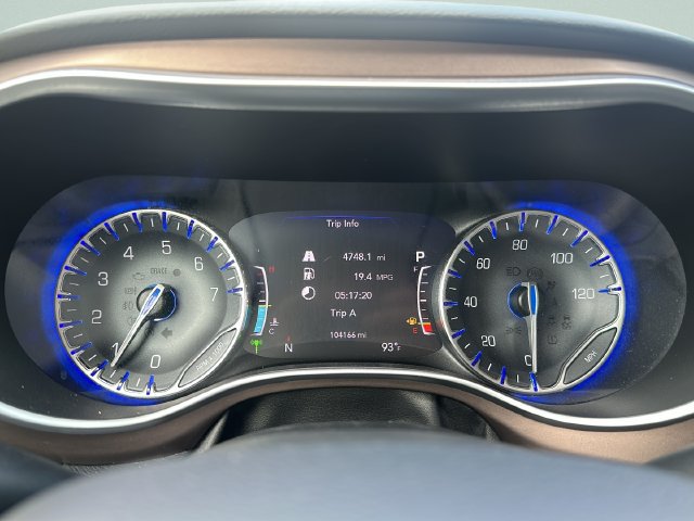 Used 2017 Chrysler Pacifica Touring-L Plus FWD image 36