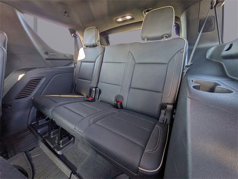 Used 2024 GMC Yukon SLT w/ SLT Luxury Package image 15