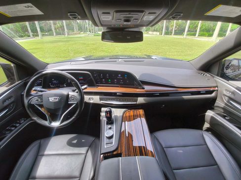Used 2023 Cadillac Escalade ESV Luxury AWD/4WD image 9