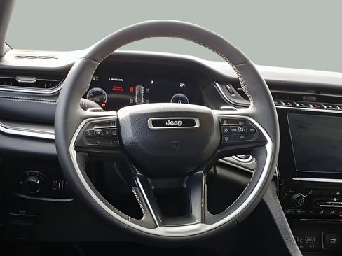 Used 2023 Jeep Grand Cherokee Altitude AWD/4WD image 9