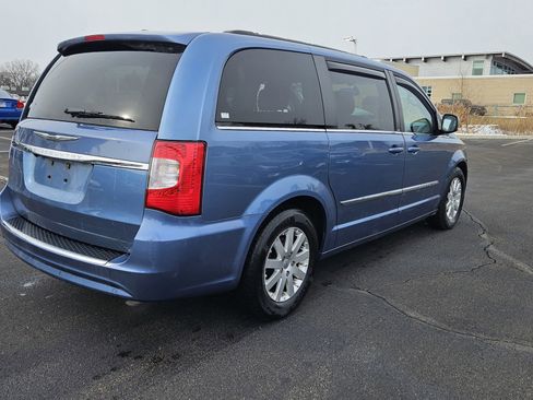 Used 2011 Chrysler Town & Country Touring-L w/ Driver Convenience Group image 4