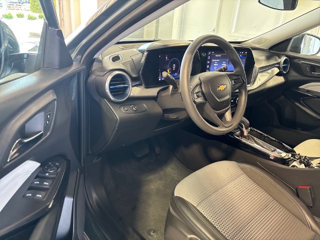 Used 2025 Chevrolet Trax LT FWD image 6