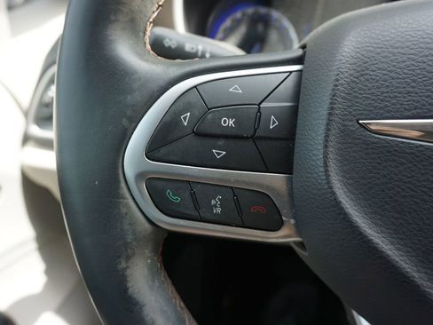 Used 2017 Chrysler Pacifica Touring-L w/ Tire & Wheel Group FWD image 7