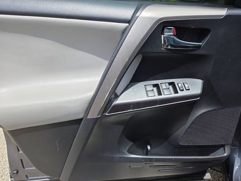 Used 2018 Toyota RAV4 XLE FWD image 30