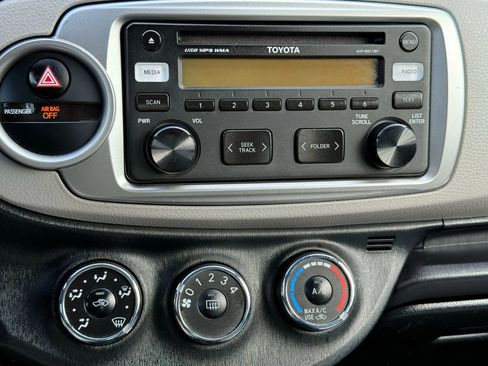 Used 2012 Toyota Yaris L image 19