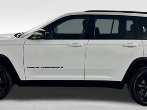 Used 2025 Jeep Grand Cherokee Limited w/ Black Appearance Package image 5