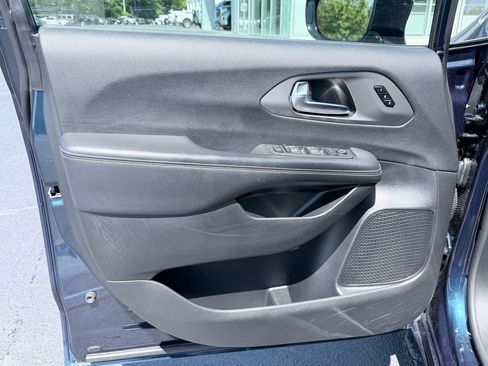 Used 2025 Chrysler Pacifica Select FWD image 32