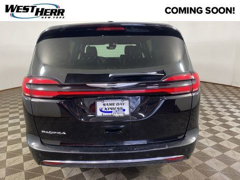 Used 2025 Chrysler Pacifica Select image 17