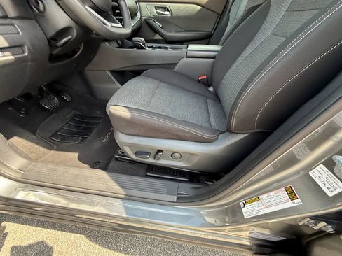 Used 2023 Nissan Rogue SV image 17