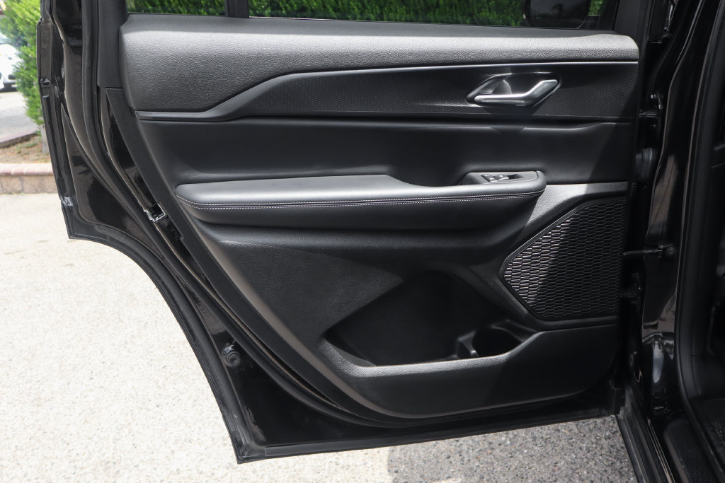 Used 2024 Jeep Grand Cherokee L Altitude AWD/4WD image 40