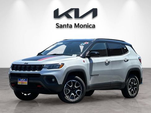 Used 2024 Jeep Compass Trailhawk AWD/4WD image 2