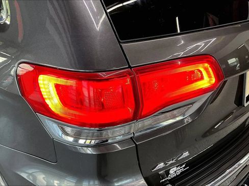 Used 2019 Jeep Grand Cherokee Overland AWD/4WD image 23