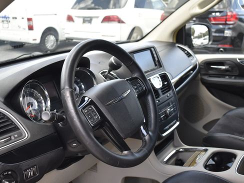 Used 2014 Chrysler Town & Country Touring-L FWD image 11