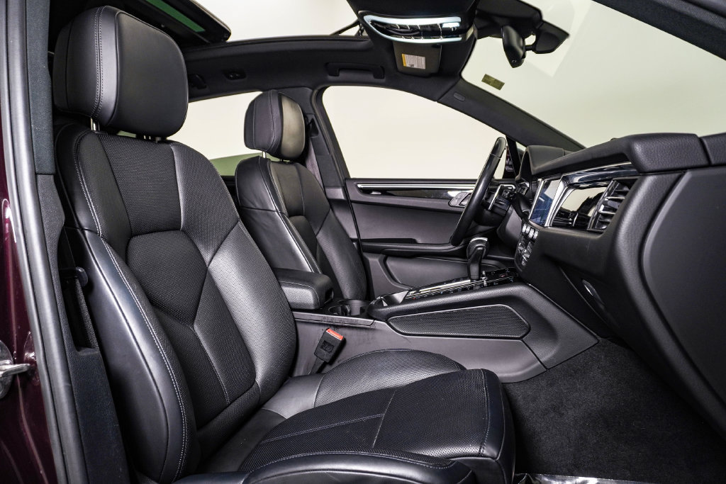 Certified 2023 Porsche Macan Turbo AWD/4WD image 15