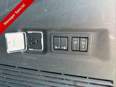 Used 2024 Chevrolet Suburban Premier AWD/4WD image 32