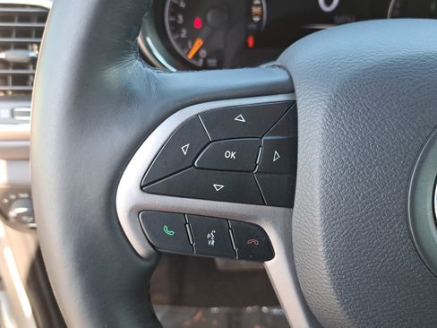 Used 2020 Jeep Grand Cherokee Altitude RWD image 17