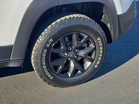 Used 2018 Jeep Cherokee Trailhawk AWD/4WD image 11