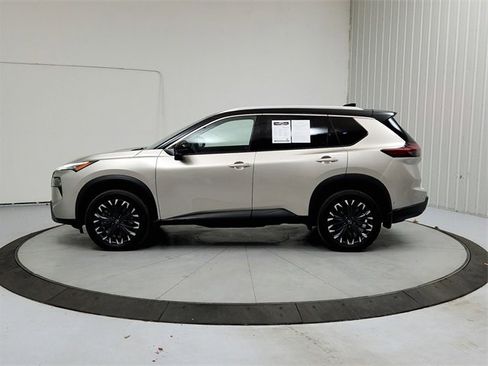 Used 2025 Nissan Rogue SL w/ Tech Package image 4