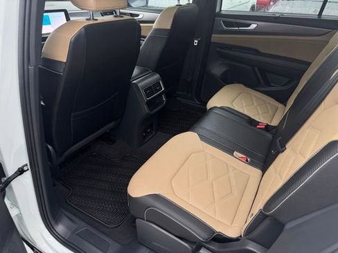 Used 2025 Volkswagen Atlas Cross Sport SE w/ Panoramic Sunroof Package image 23