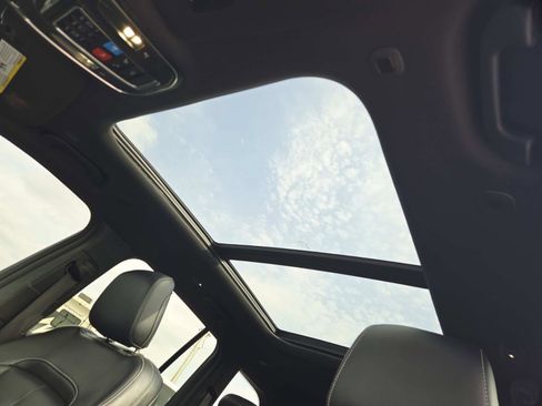 Used 2024 Jeep Grand Cherokee Limited w/ Black Appearance Package image 10