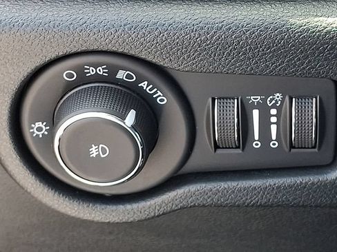 Used 2025 Chrysler Pacifica Limited FWD image 23