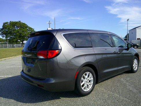 Used 2017 Chrysler Pacifica LX FWD image 17
